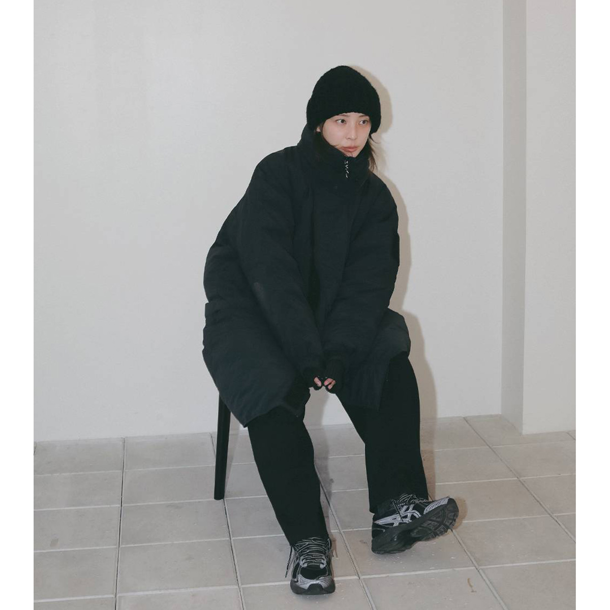吉田怜香さんがTODAYFUL Monster Down Coat ブラックをビーニー・スニーカーと合わせたコーデ