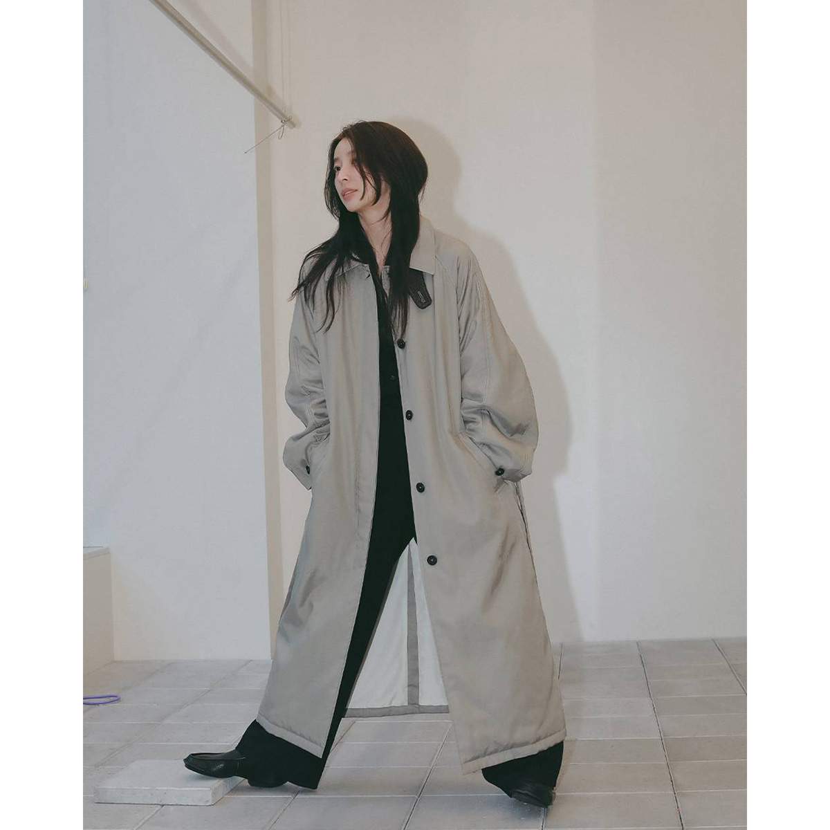 吉田怜香さんがTODAYFUL Padding Raglan Coat オリーブを着用した歩き姿のコーデ
