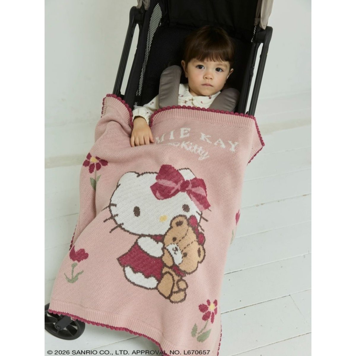 JAMIE KAY HELLO KITTY ニットJQブランケット ピンク ベビーカー使用イメージ