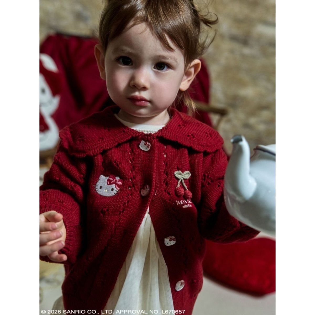 JAMIE KAY HELLO KITTY モチーフ付きニットカーディガン着用イメージ