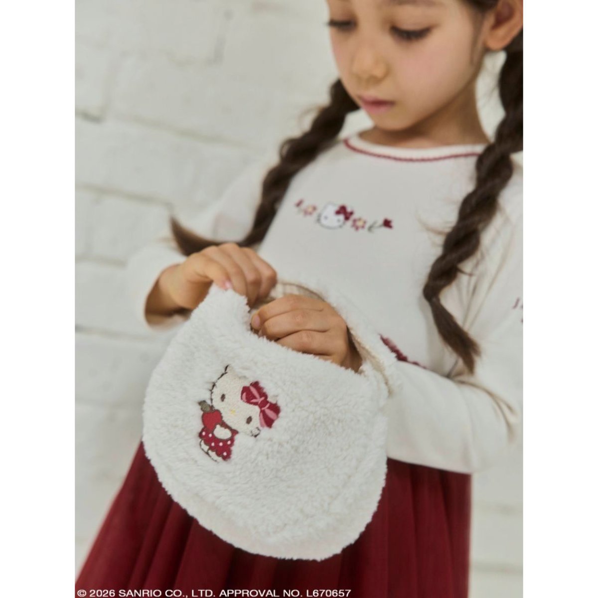 JAMIE KAY HELLO KITTY ボアミニバッグ使用イメージ