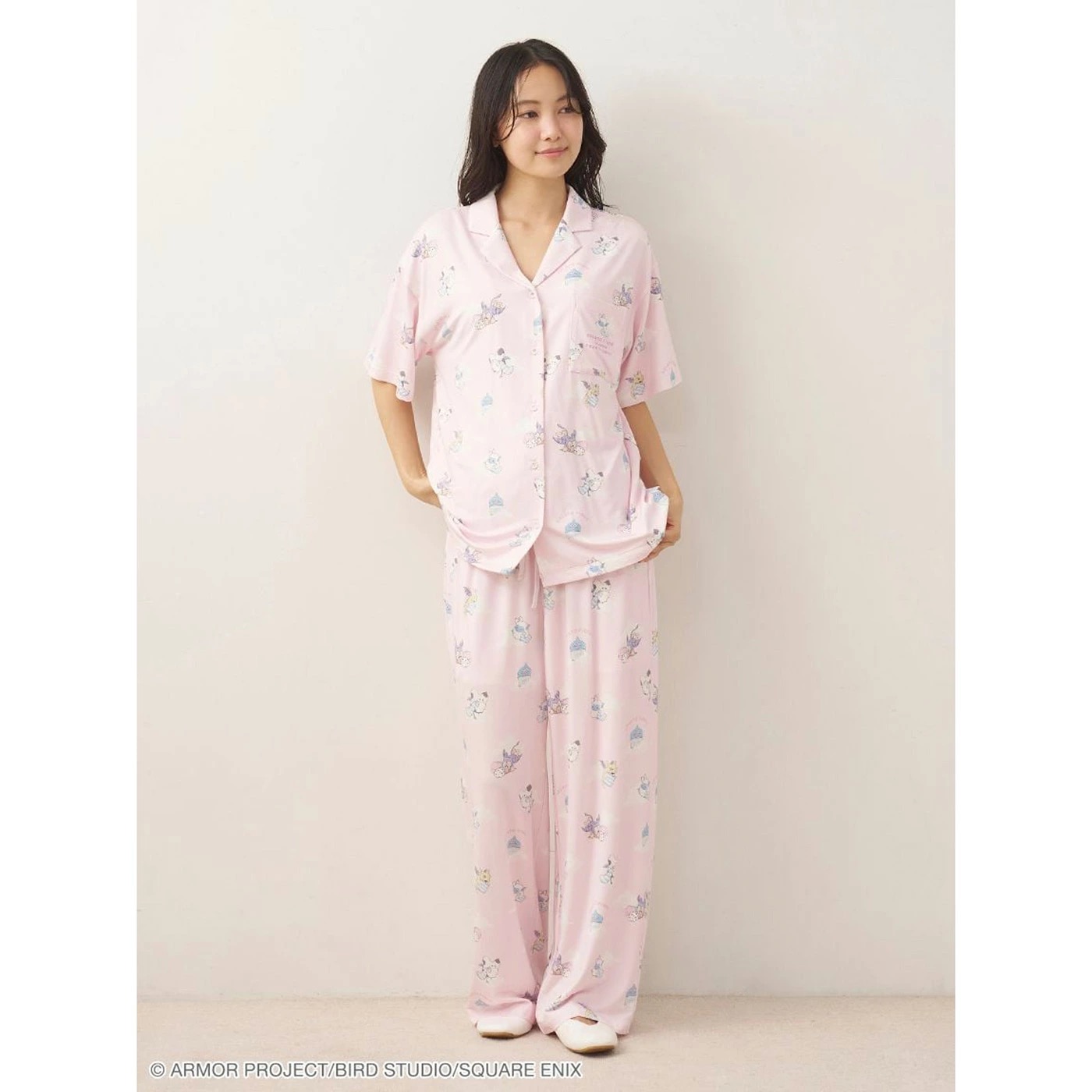 ジェラートピケ ドラクエ 総柄シャツ&ロングパンツ ピンク セットアップ着用