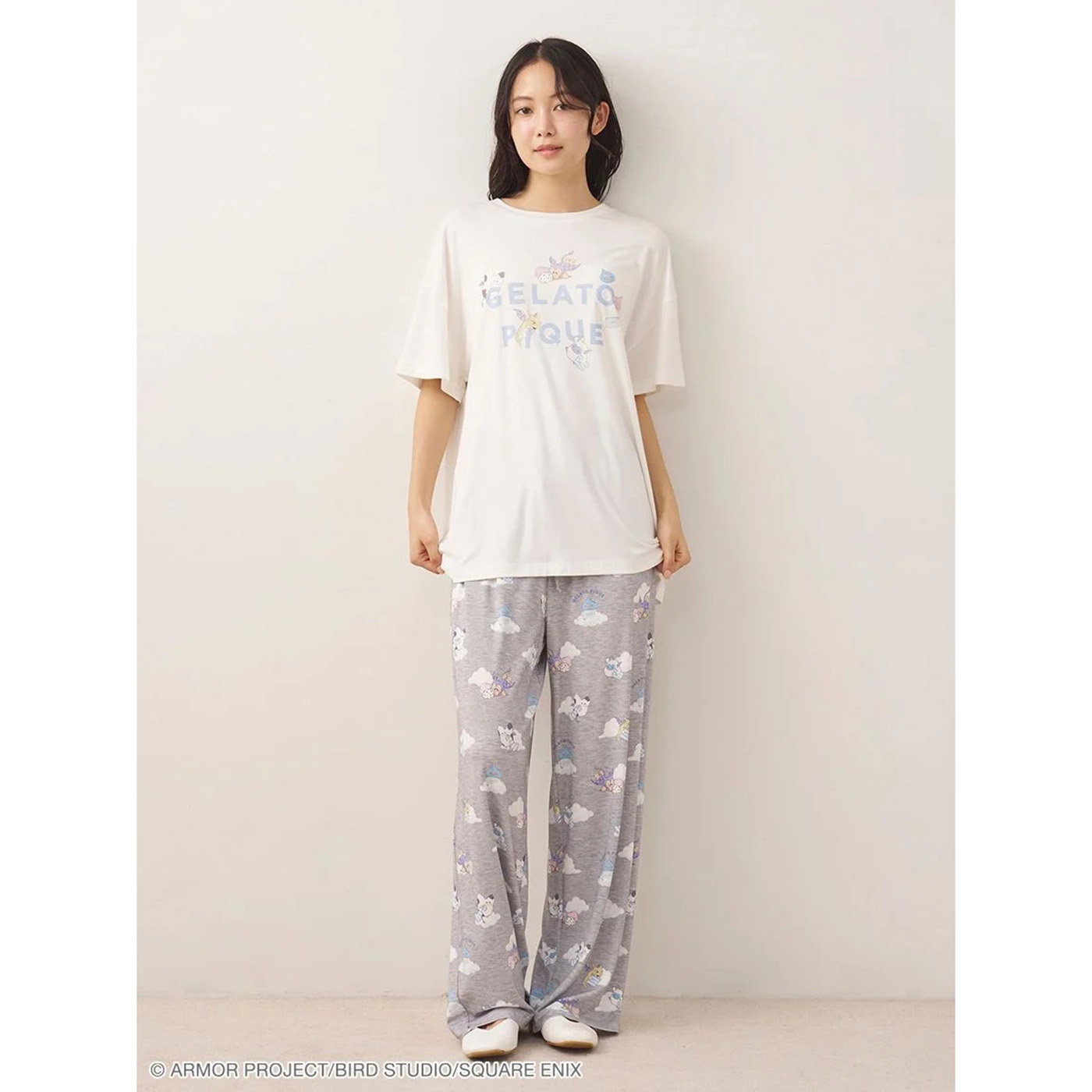ジェラートピケ ドラクエ ワンポイントTシャツと総柄ロングパンツ グレーの組み合わせ