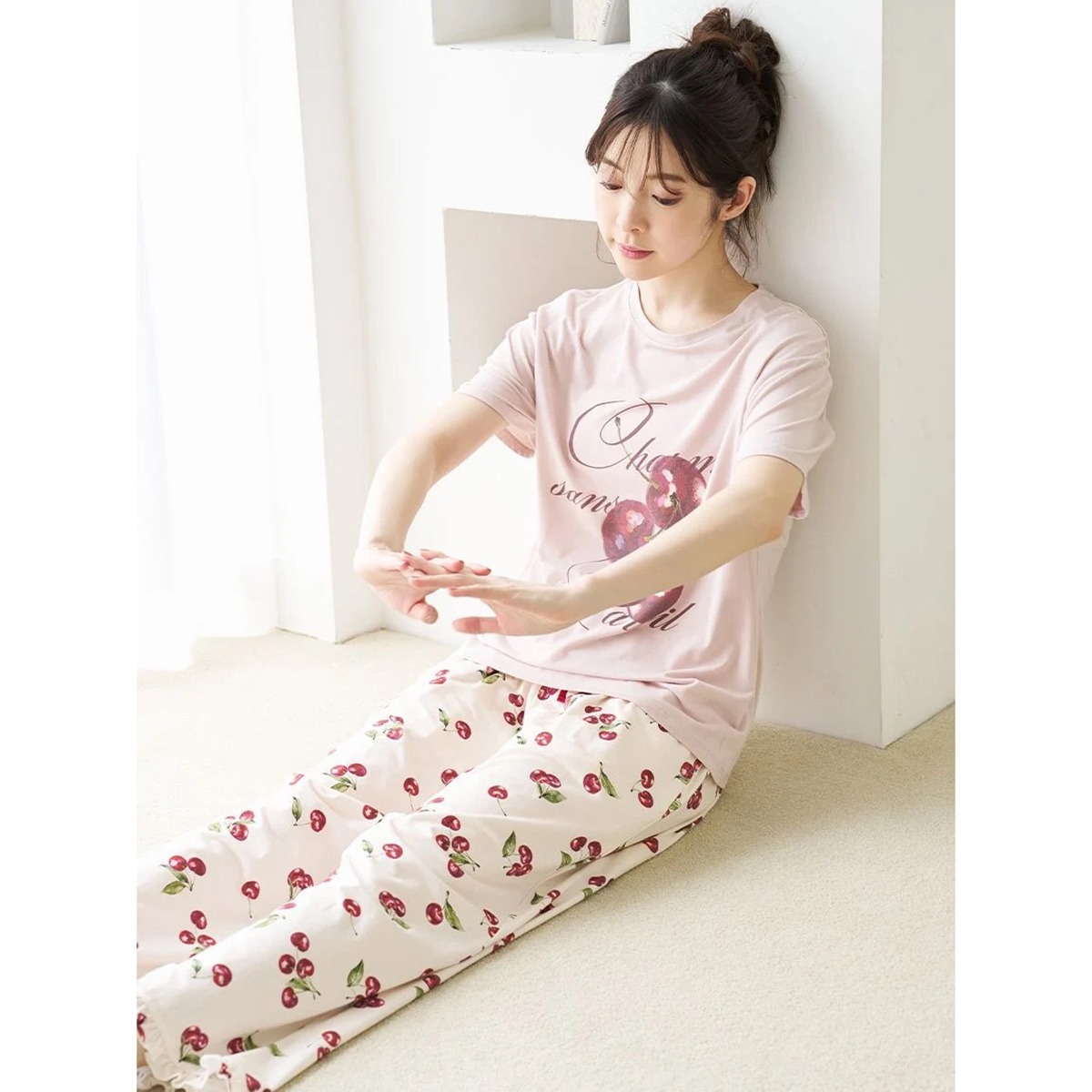 Moilis チェリーTシャツとロングパンツを合わせたコーディネート