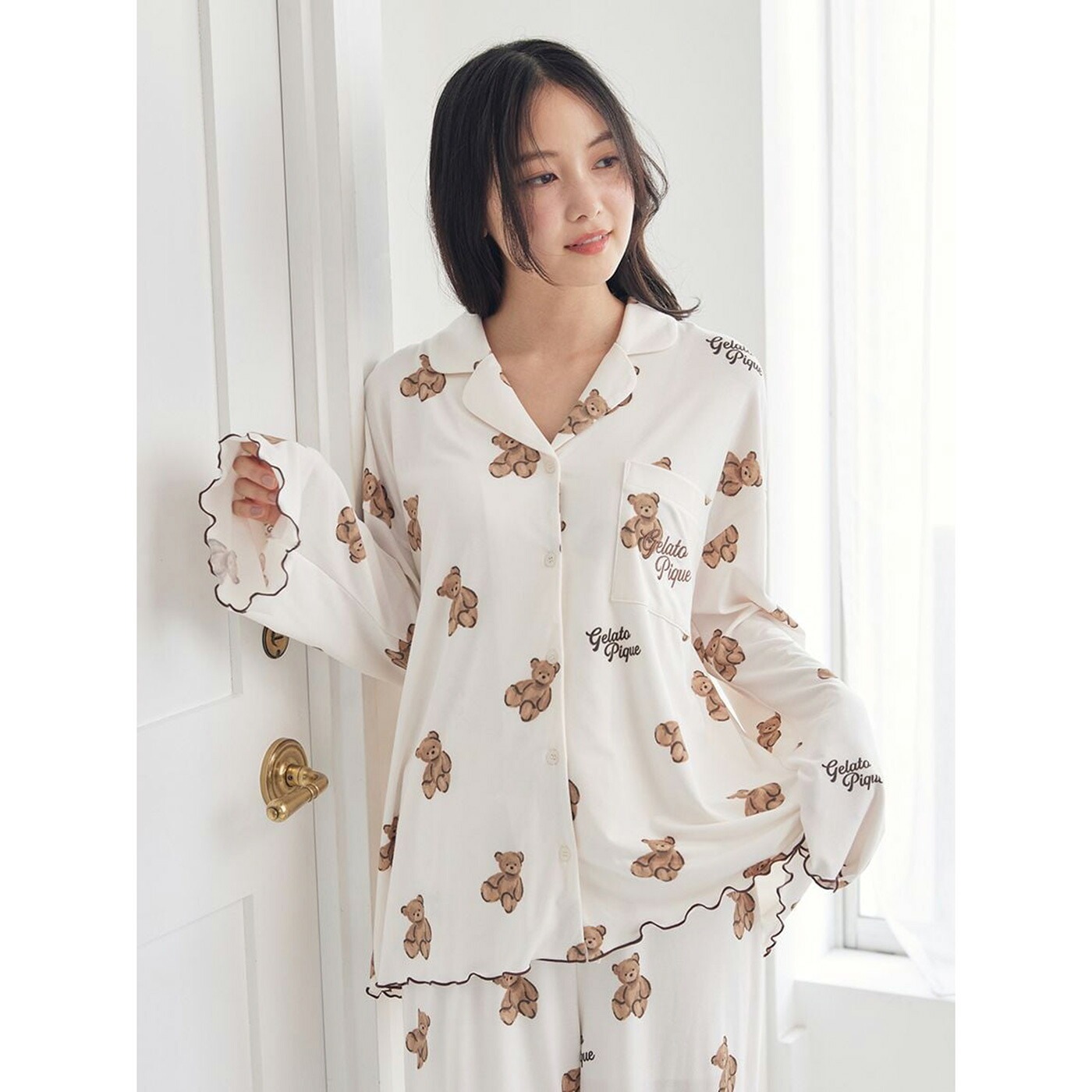gelato pique ベア柄シャツ オフホワイトをロングパンツと合わせた着用イメージ