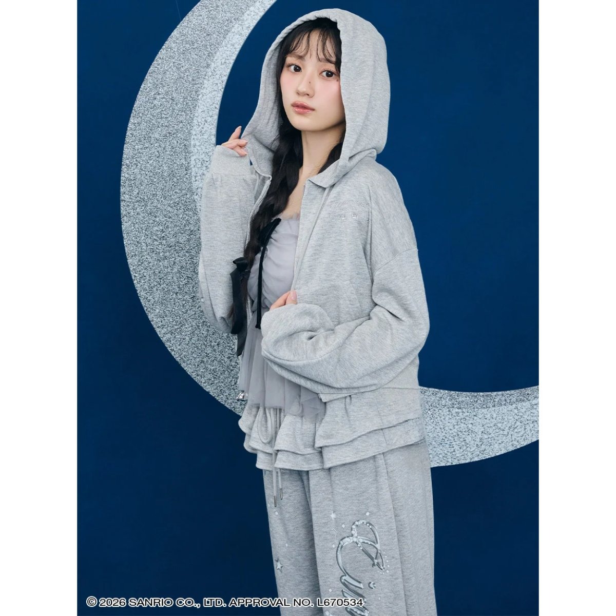 SNIDEL HOME シナモロール ラメスウェットパーカーとロングパンツをグレーで揃えた着用イメージ