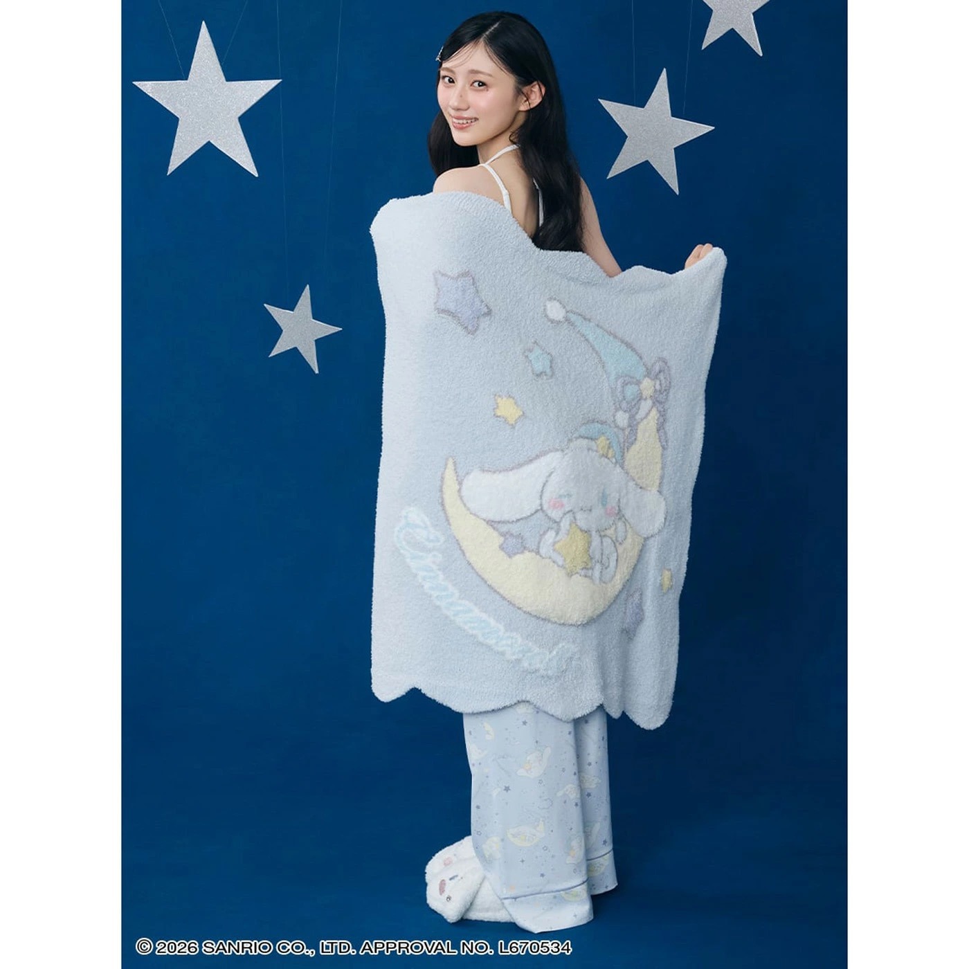 SNIDEL HOME シナモロール ライトブルーのニットブランケットを肩にかけた着用イメージ