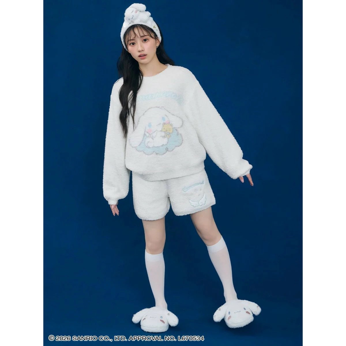 SNIDEL HOME シナモロール ラメ入りニットのプルオーバーとショートパンツにヘアターバンとスリッパを合わせた着用イメージ アイボリー