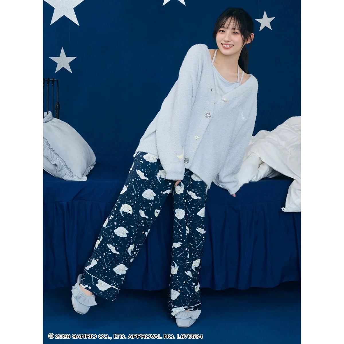 SNIDEL HOME シナモロール ライトブルーのニットカーディガンにキャミソールとネイビーのサテンロングパンツを合わせた着用イメージ
