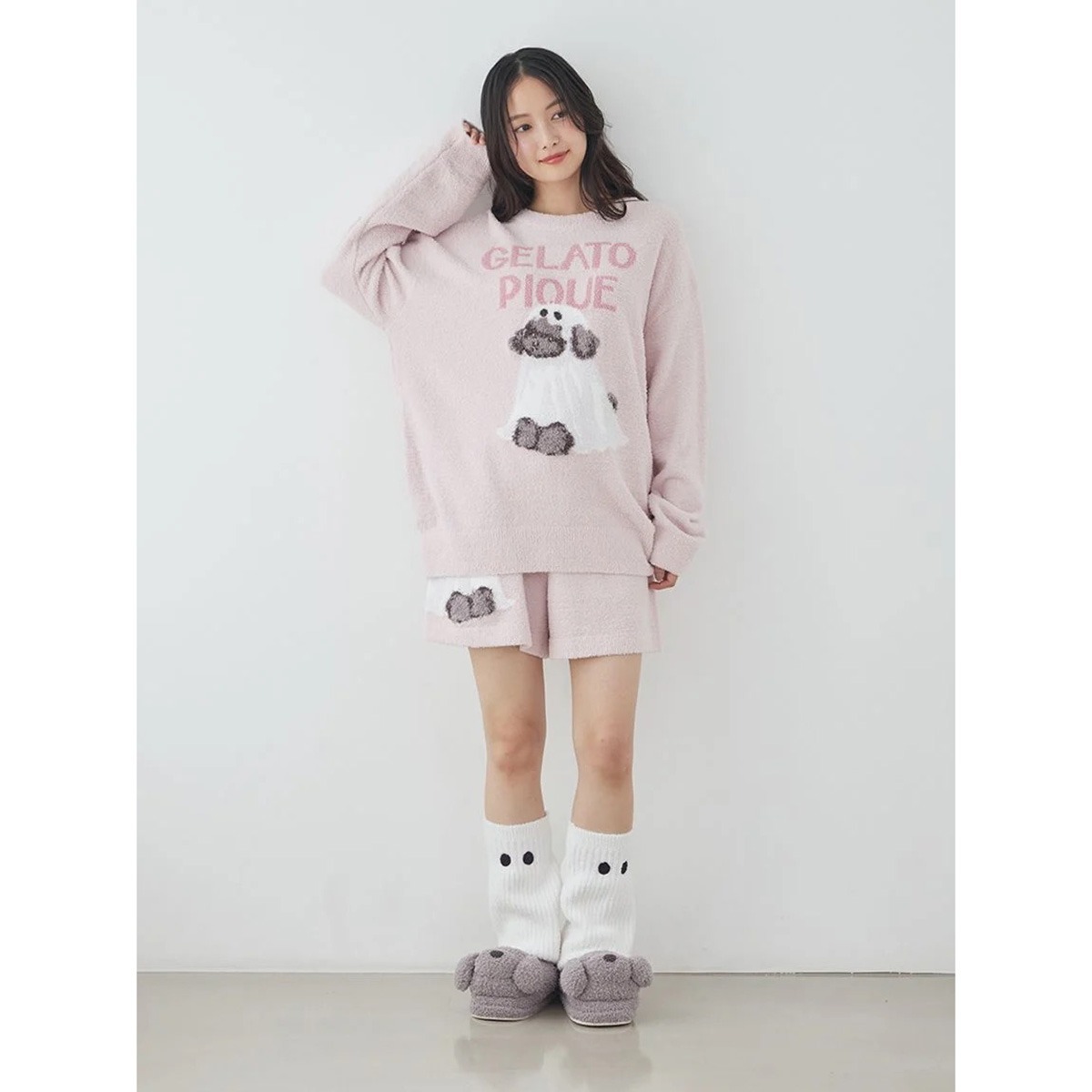 gelato pique ナイトパレードDOGSジャガードプルオーバーとショートパンツ ピンクの上下の着用イメージ