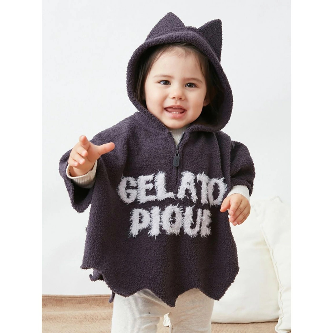 gelato pique BABY なりきりポンチョ ダークグレーのこうもりの着用イメージ