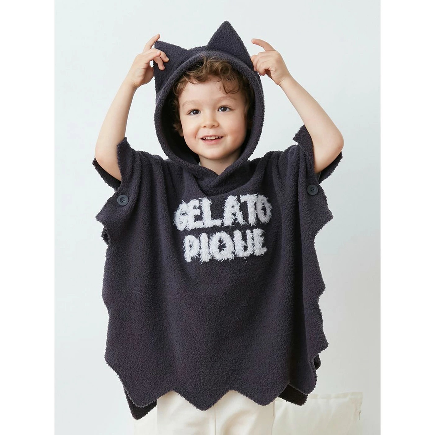 gelato pique KIDS なりきりポンチョ ダークグレーのこうもりの着用イメージ